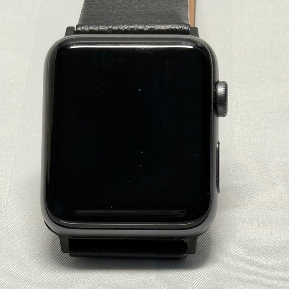 Apple Watch Series 3 (42mm) – Aluminum Case + GPS – Black Leather Band - Picture 5 of 8